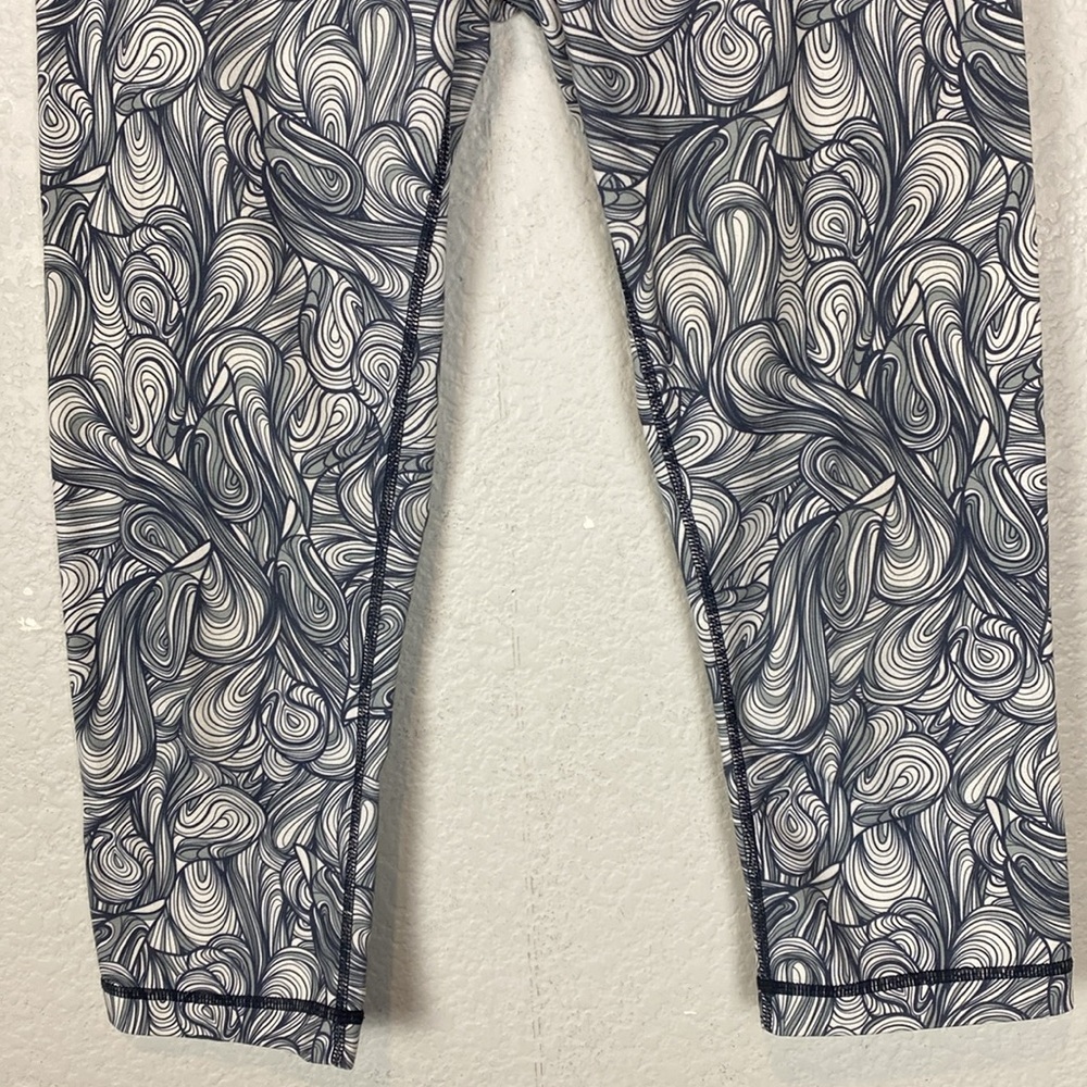 Lululemon Patterned Grey Capris - image 4